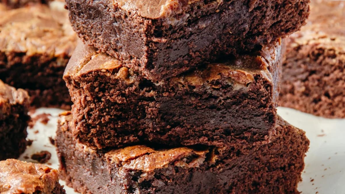 Ilustrasi potongan brownies cokelat di atas piring