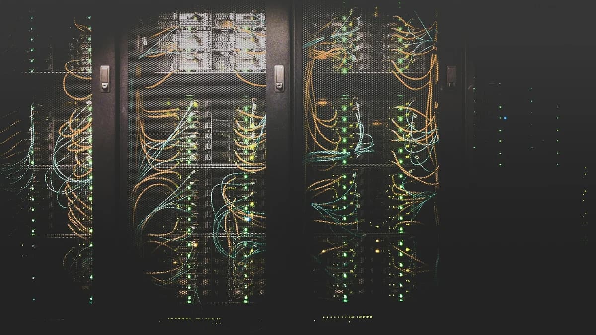 Ilustrasi rak server dan kabel jaringan