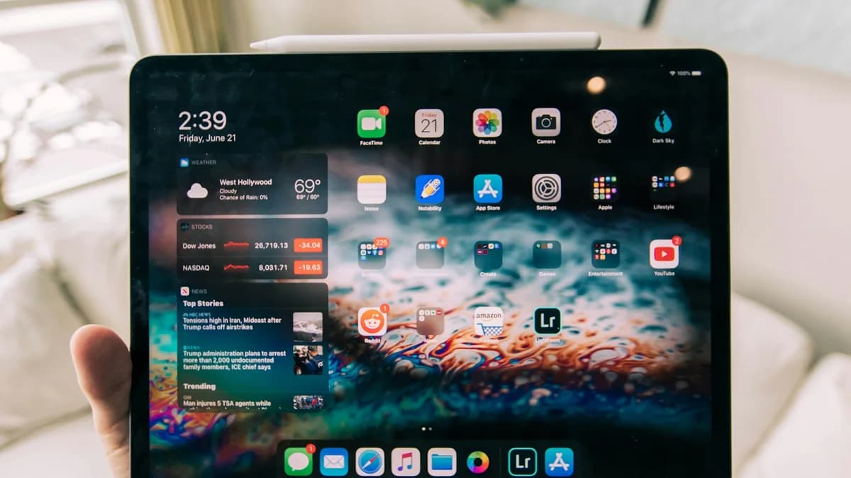 Ilustrasi tablet dengan ikon aplikasi di layar