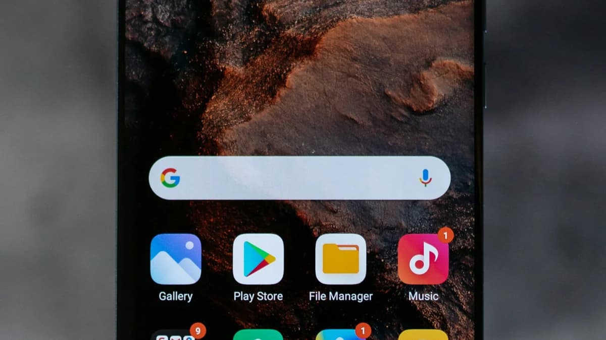 Ilustrasi layar ponsel Android dengan ikon aplikasi