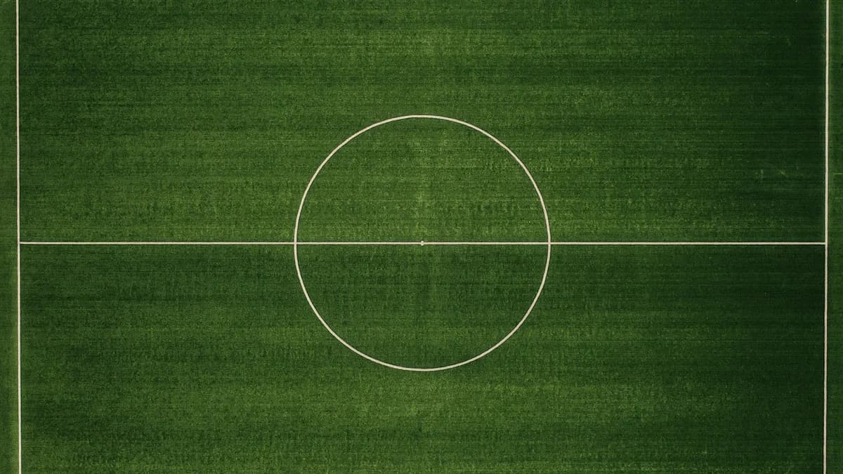 Ilustrasi lapangan sepak bola dilihat dari atas