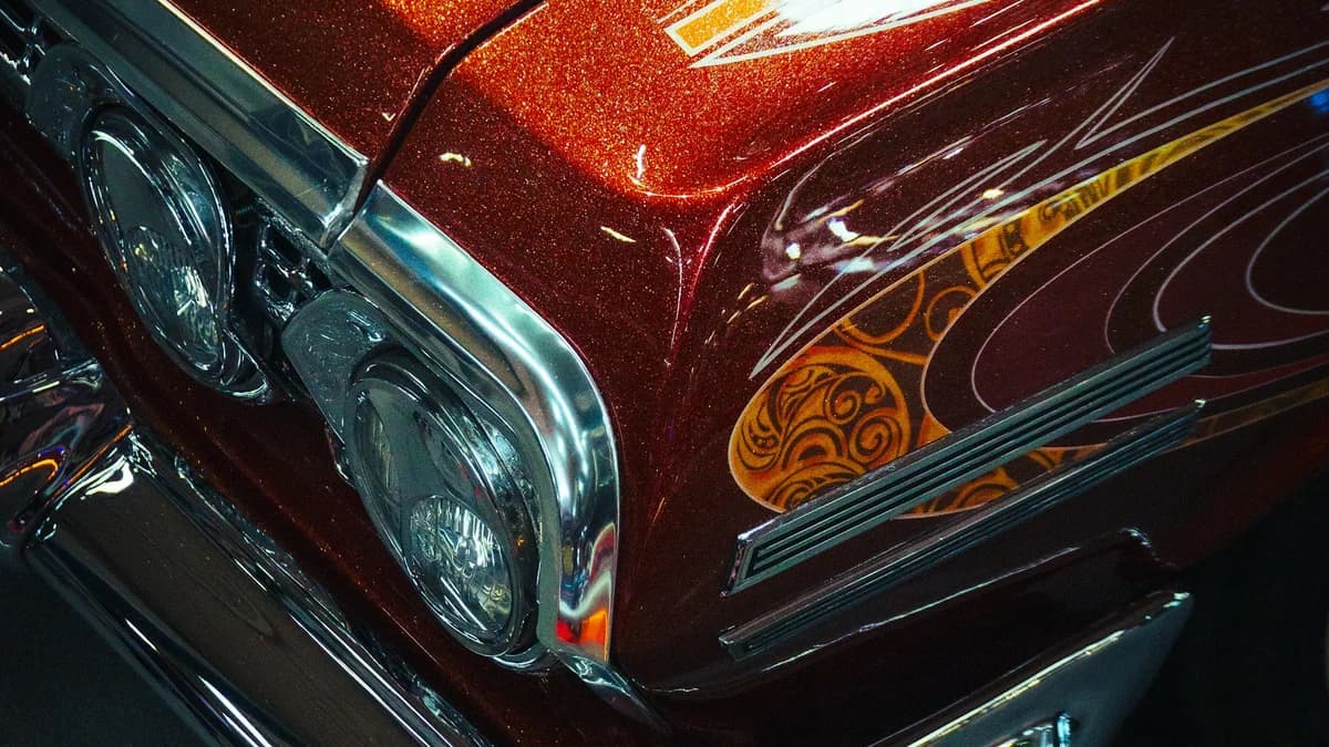 Ilustrasi detail cat dan ornamen pada bodi mobil klasik
