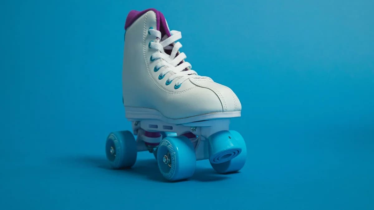 Ilustrasi sepatu roda berwarna putih dan biru